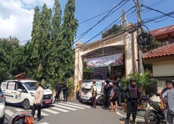 Delapan orang luka akibat ledakan di masjid SMAN 72 Jakarta Utara. Petugas damkar dan TNI pastikan area aman dan evakuasi korban. (Foto: KOMPAS.com/Omarali Dharmakrisna Soedirman)