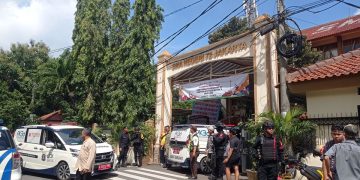 Delapan orang luka akibat ledakan di masjid SMAN 72 Jakarta Utara. Petugas damkar dan TNI pastikan area aman dan evakuasi korban. (Foto: KOMPAS.com/Omarali Dharmakrisna Soedirman)