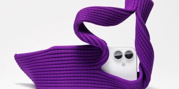 Apple memperkenalkan iPhone Pocket, aksesori kain rajut premium hasil kolaborasi dengan Miyake Design Studio seharga mulai Rp 2 jutaan. (Foto: Apple)