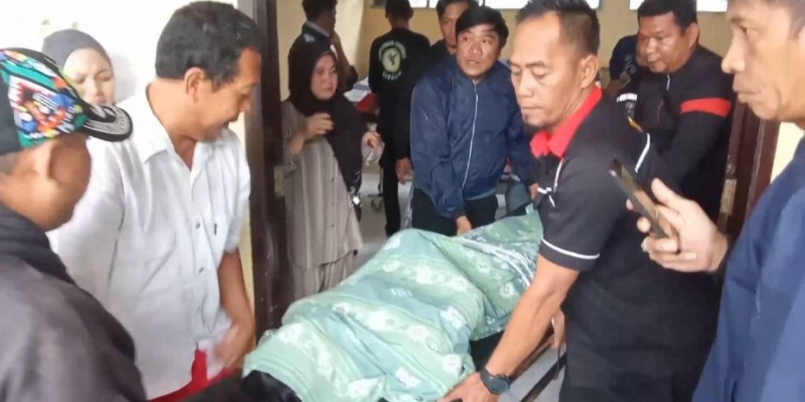 Kecelakaan maut di Jalan Trans Sulawesi menewaskan satu keluarga akibat sopir pikap mabuk yang mengambil separuh jalur korban. (Foto: tvOne)