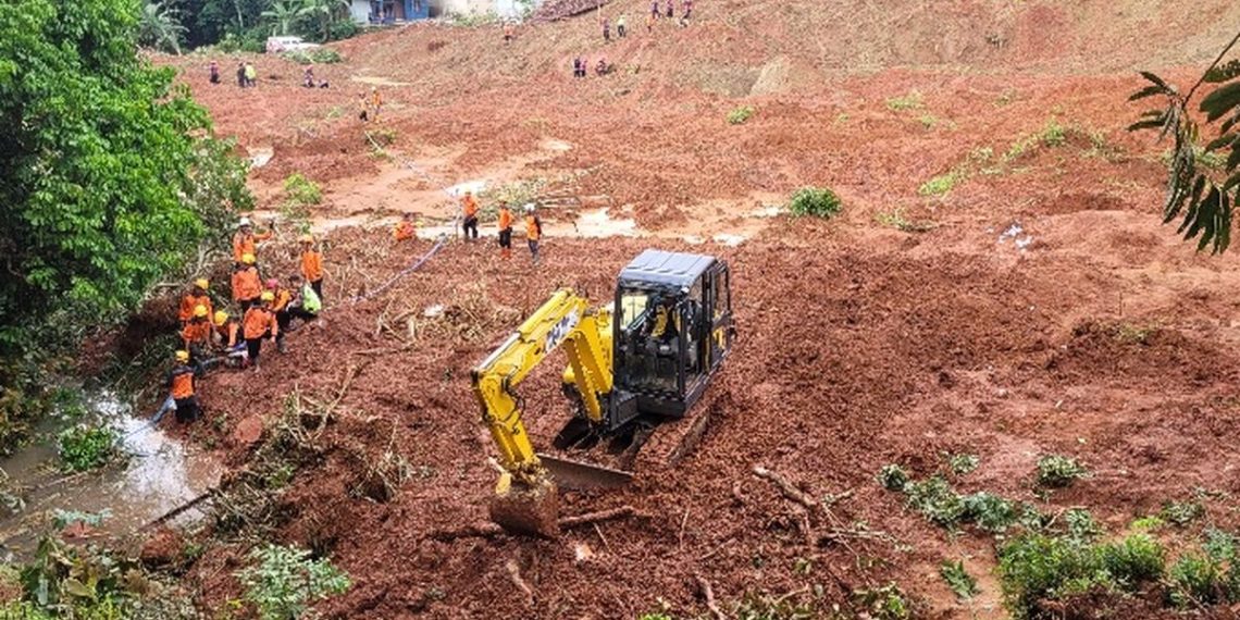 BNPB mencatat 26 korban longsor di Banjarnegara masih hilang. Pencarian terkendala kondisi tanah yang terus bergerak dan membahayakan tim SAR. (Foto: KOMPAS.COM/FADLAN MUKHTAR ZAIN)