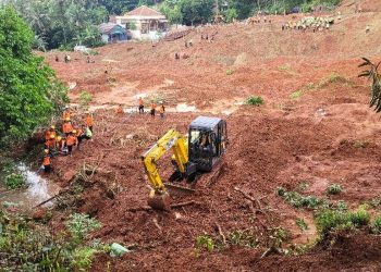 BNPB mencatat 26 korban longsor di Banjarnegara masih hilang. Pencarian terkendala kondisi tanah yang terus bergerak dan membahayakan tim SAR. (Foto: KOMPAS.COM/FADLAN MUKHTAR ZAIN)