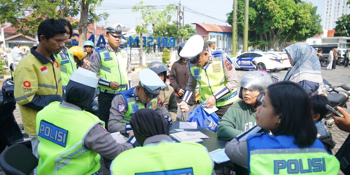Operasi Zebra Jaya resmi dimulai hari ini di Jakarta hingga 30 November. Polisi menargetkan 11 jenis pelanggaran, termasuk knalpot brong, helm, dan balap liar. (Foto: Kompas)