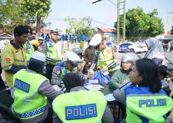 Operasi Zebra Jaya resmi dimulai hari ini di Jakarta hingga 30 November. Polisi menargetkan 11 jenis pelanggaran, termasuk knalpot brong, helm, dan balap liar. (Foto: Kompas)