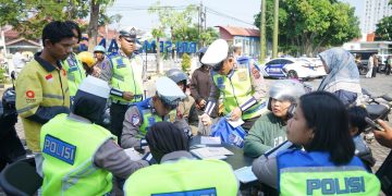 Operasi Zebra Jaya resmi dimulai hari ini di Jakarta hingga 30 November. Polisi menargetkan 11 jenis pelanggaran, termasuk knalpot brong, helm, dan balap liar. (Foto: Kompas)