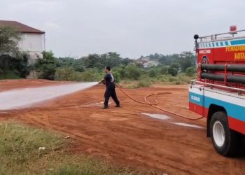 Debu proyek perumahan di Depok picu ISPA pada sejumlah siswa. Pemerintah turun melakukan penyiraman air dan penanaman pohon untuk mengurangi debu. (Foto: Istimewa)