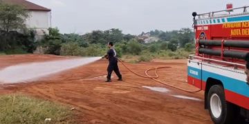 Debu proyek perumahan di Depok picu ISPA pada sejumlah siswa. Pemerintah turun melakukan penyiraman air dan penanaman pohon untuk mengurangi debu. (Foto: Istimewa)