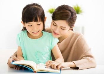 Ketahui cara meningkatkan IQ anak secara alami melalui kebiasaan positif, pola asuh, dan aktivitas menyenangkan di rumah. (Foto: alodokter)