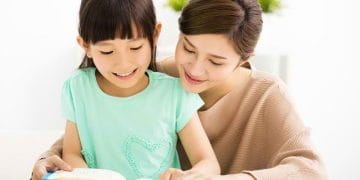 Ketahui cara meningkatkan IQ anak secara alami melalui kebiasaan positif, pola asuh, dan aktivitas menyenangkan di rumah. (Foto: alodokter)