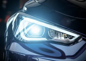 Teknologi lampu mobil kini tidak hanya terang, tapi juga cerdas dan presisi, meningkatkan keamanan serta kenyamanan berkendara di malam hari. (Foto: Roni/ Texas Instrument)