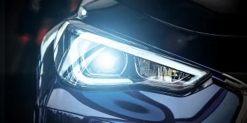 Teknologi lampu mobil kini tidak hanya terang, tapi juga cerdas dan presisi, meningkatkan keamanan serta kenyamanan berkendara di malam hari. (Foto: Roni/ Texas Instrument)