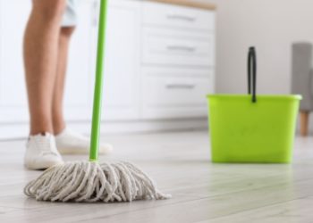 Pelajari panduan mengepel lantai yang benar: frekuensi ideal, tanda harus dipel, dan teknik agar lantai selalu bersih dan bebas bakteri.