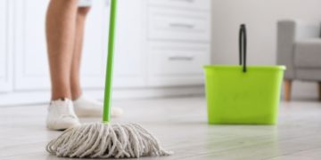 Pelajari panduan mengepel lantai yang benar: frekuensi ideal, tanda harus dipel, dan teknik agar lantai selalu bersih dan bebas bakteri.