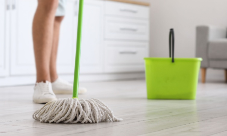 Pelajari panduan mengepel lantai yang benar: frekuensi ideal, tanda harus dipel, dan teknik agar lantai selalu bersih dan bebas bakteri.