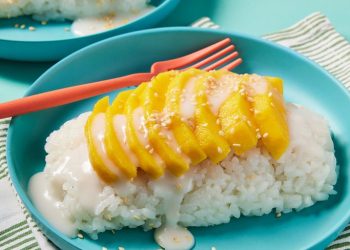 Musim mangga tiba, buat mango sticky rice lembut dan gurih di rumah cukup dengan rice cooker dan 200 gram beras ketan. (Foto: allrecipes.com)