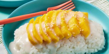 Musim mangga tiba, buat mango sticky rice lembut dan gurih di rumah cukup dengan rice cooker dan 200 gram beras ketan. (Foto: allrecipes.com)
