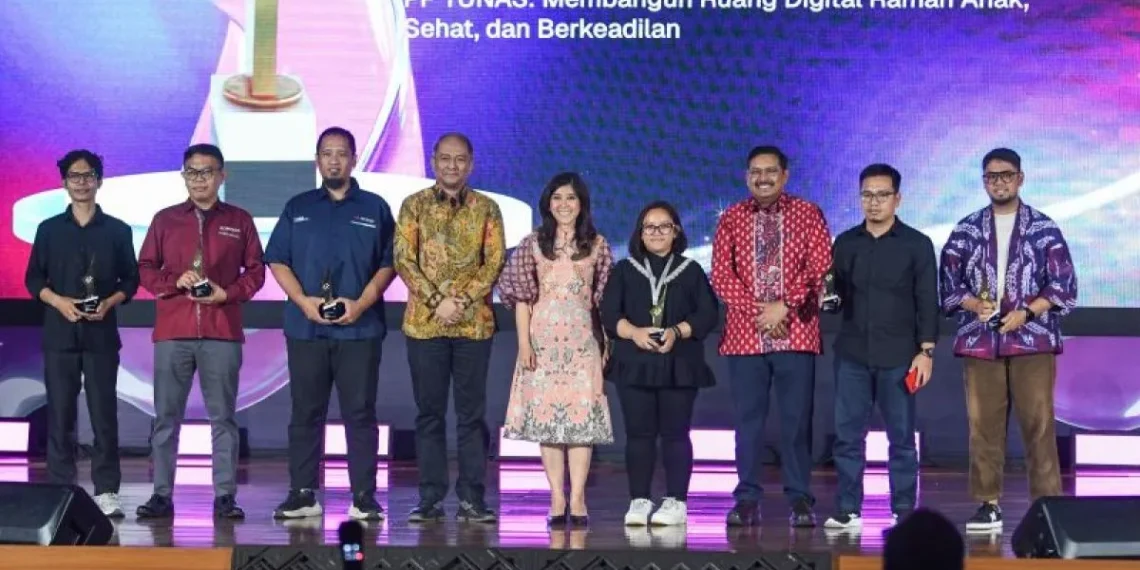 Menkomdigi Dorong Perluasan Sosialisasi PP Tunas Lewat Karya Jurnalistik Menkomdigi mengapresiasi ratusan karya jurnalistik yang membantu memperluas sosialisasi PP Tunas dan memperkuat pemahaman publik soal perlindungan anak digital. (Foto: Antara)