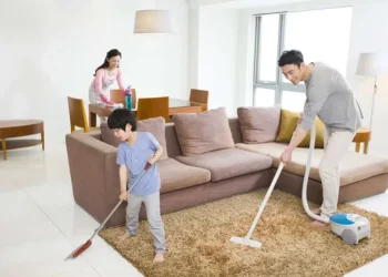 Jaga kebersihan rumah dengan mencuci barang rumah tangga setiap minggu, termasuk seprai, handuk, keset, dan permukaan yang sering disentuh.