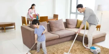 Jaga kebersihan rumah dengan mencuci barang rumah tangga setiap minggu, termasuk seprai, handuk, keset, dan permukaan yang sering disentuh.