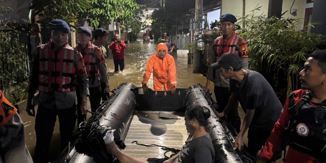 Brimob Polda Metro Jaya lakukan patroli SAR dan evakuasi korban banjir di Pondok Aren. Tim terus memantau debit air dan keamanan warga. (Foto: aktualindonesia.com)