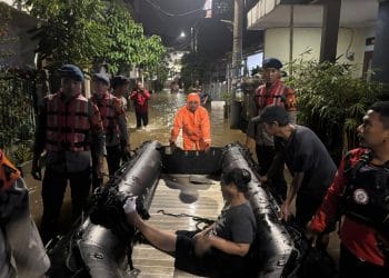 Brimob Polda Metro Jaya lakukan patroli SAR dan evakuasi korban banjir di Pondok Aren. Tim terus memantau debit air dan keamanan warga. (Foto: aktualindonesia.com)