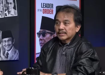Polda Metro Jaya memanggil Roy Suryo dan dua tersangka lain terkait dugaan ijazah palsu Jokowi. Polisi berharap mereka hadir dalam pemeriksaan hari ini. (Foto: YouTube/Forum Keadilan TV)
