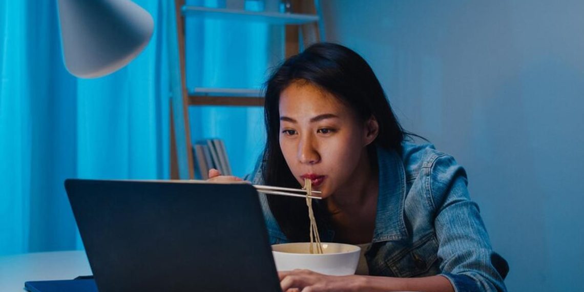 Dokter memperingatkan bahaya begadang bagi Gen Z. Kurang tidur dapat meningkatkan risiko tekanan darah tinggi dan penyakit jantung. (Foto: Freepik)