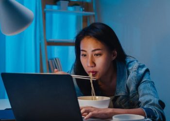 Dokter memperingatkan bahaya begadang bagi Gen Z. Kurang tidur dapat meningkatkan risiko tekanan darah tinggi dan penyakit jantung. (Foto: Freepik)