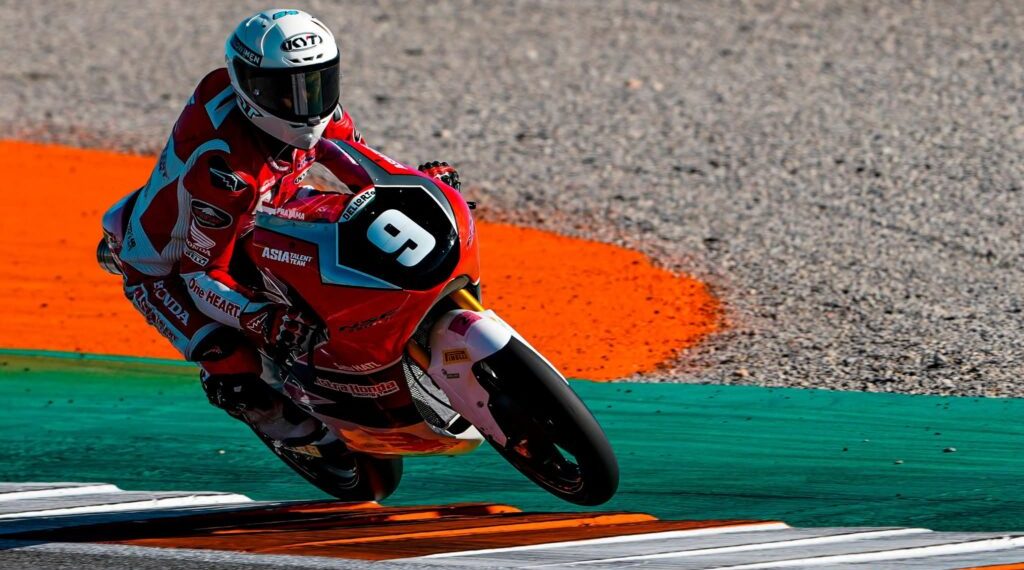 Veda Ega Pratama dan Ramadhipa tampil impresif di JuniorGP Valencia dengan catatan waktu kompetitif dan konsistensi tinggi pada sesi latihan bebas.