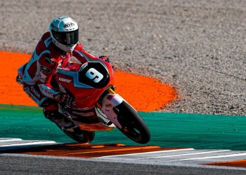 Veda Ega Pratama dan Ramadhipa tampil impresif di JuniorGP Valencia dengan catatan waktu kompetitif dan konsistensi tinggi pada sesi latihan bebas.