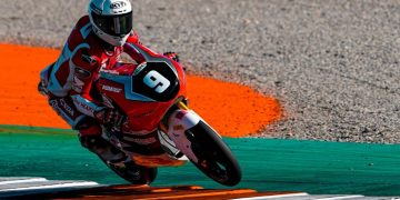 Veda Ega Pratama dan Ramadhipa tampil impresif di JuniorGP Valencia dengan catatan waktu kompetitif dan konsistensi tinggi pada sesi latihan bebas.