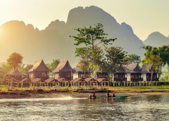 Vang Vieng Laos tengah bersiap meraih penghargaan Kota Wisata Bersih ASEAN 2026 dengan fokus pada kebersihan, keamanan, dan keberlanjutan lingkungan. (Foto: Agoda)