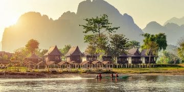 Vang Vieng Laos tengah bersiap meraih penghargaan Kota Wisata Bersih ASEAN 2026 dengan fokus pada kebersihan, keamanan, dan keberlanjutan lingkungan. (Foto: Agoda)
