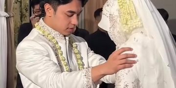 YouTuber Fiki Naki telah resmi menikah dengan penulis dan influencer Tinandrose pada 24 November 2025 dengan mahar emas, berlian, dan alat salat. (Foto: Tangkap Layar/TikTok)