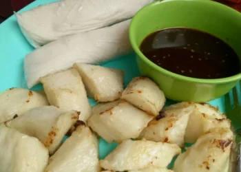 Resep pempek putih telur lengkap dengan kuah cuko pedas manis, teksturnya kenyal dan mudah dibuat di rumah untuk sajian keluarga. (Foto: Cookpad @Aniezafa13)