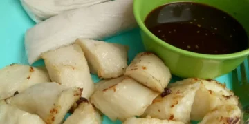 Resep pempek putih telur lengkap dengan kuah cuko pedas manis, teksturnya kenyal dan mudah dibuat di rumah untuk sajian keluarga. (Foto: Cookpad @Aniezafa13)