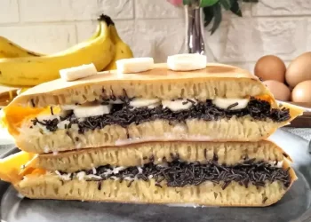Resep Martabak Mini Cokelat Pisang Keju anti gagal, empuk dan lembut. Camilan manis favorit keluarga untuk akhir pekan hemat dan seru di rumah!. (Foto: inidata.id)