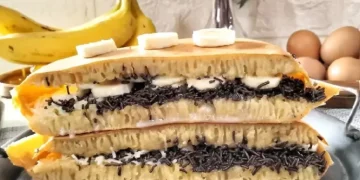 Resep Martabak Mini Cokelat Pisang Keju anti gagal, empuk dan lembut. Camilan manis favorit keluarga untuk akhir pekan hemat dan seru di rumah!. (Foto: inidata.id)