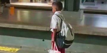 Hafitar, siswa SD asal Tangerang, naik KRL sendiri setiap hari ke Jakarta demi sekolah. Kisahnya menyentuh perhatian publik dan guru. (Foto: tintahijau.com)