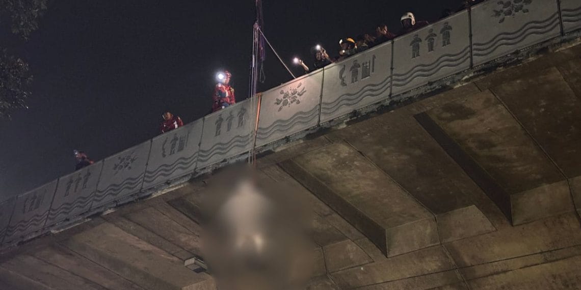 Seorang pria tanpa identitas ditemukan tewas gantung diri di Flyover Pasupati, Bandung. Evakuasi dilakukan tim rescue dengan crane dan korban diautopsi. (Foto: Antara)