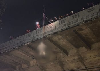 Seorang pria tanpa identitas ditemukan tewas gantung diri di Flyover Pasupati, Bandung. Evakuasi dilakukan tim rescue dengan crane dan korban diautopsi. (Foto: Antara)