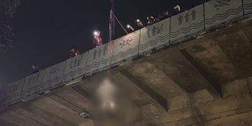 Seorang pria tanpa identitas ditemukan tewas gantung diri di Flyover Pasupati, Bandung. Evakuasi dilakukan tim rescue dengan crane dan korban diautopsi. (Foto: Antara)