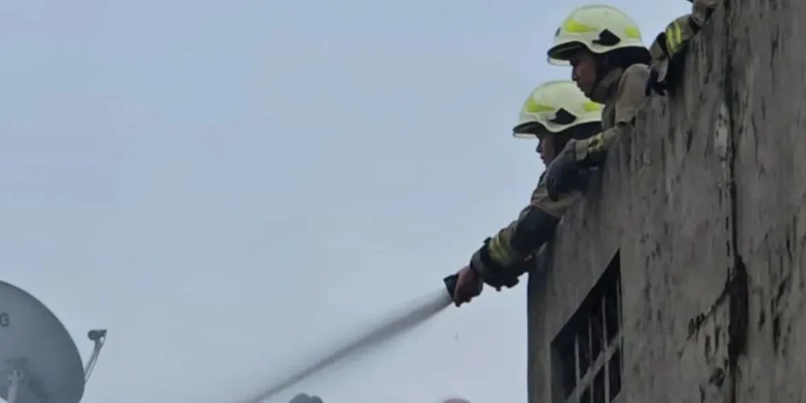 Tiga rumah di Cakung Timur, Jakarta Timur, terbakar akibat kelalaian warga yang lupa mematikan kompor. Kerugian ditaksir mencapai Rp 200 juta. (Foto: ANTARA/Siti Nurhaliza)