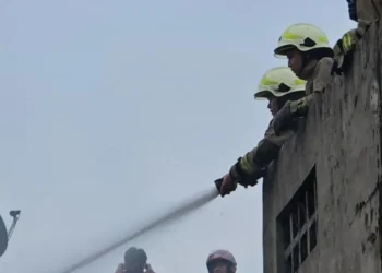Tiga rumah di Cakung Timur, Jakarta Timur, terbakar akibat kelalaian warga yang lupa mematikan kompor. Kerugian ditaksir mencapai Rp 200 juta. (Foto: ANTARA/Siti Nurhaliza)