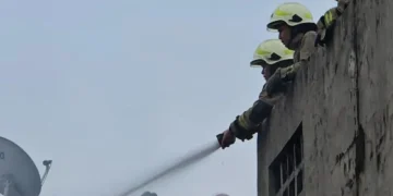 Tiga rumah di Cakung Timur, Jakarta Timur, terbakar akibat kelalaian warga yang lupa mematikan kompor. Kerugian ditaksir mencapai Rp 200 juta. (Foto: ANTARA/Siti Nurhaliza)