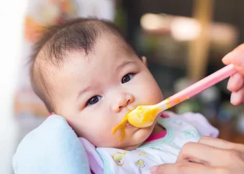 Ingin MPASI sehat tanpa mahal? Coba lima ide camilan berbahan lokal ini. Praktis, bernutrisi, dan cocok untuk bayi yang baru belajar makan. (Foto: Halodoc)