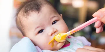 Ingin MPASI sehat tanpa mahal? Coba lima ide camilan berbahan lokal ini. Praktis, bernutrisi, dan cocok untuk bayi yang baru belajar makan. (Foto: Halodoc)