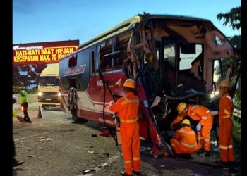 Kecelakaan beruntun di Tol Cipali Km 72 menewaskan lima orang dan melukai tujuh lainnya. Polisi masih menyelidiki penyebab benturan keras yang melibatkan tiga kendaraan. (Foto: deanza falevi/tribun jabar)