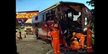 Kecelakaan beruntun di Tol Cipali Km 72 menewaskan lima orang dan melukai tujuh lainnya. Polisi masih menyelidiki penyebab benturan keras yang melibatkan tiga kendaraan. (Foto: deanza falevi/tribun jabar)