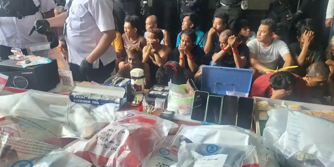 BNN bersama aparat menggerebek peredaran sabu di Berlan, Jakarta Timur. Paket hemat ditemukan dan pembeli membayar menggunakan QRIS. (Foto: Warta Kota/Miftahul Munir)
